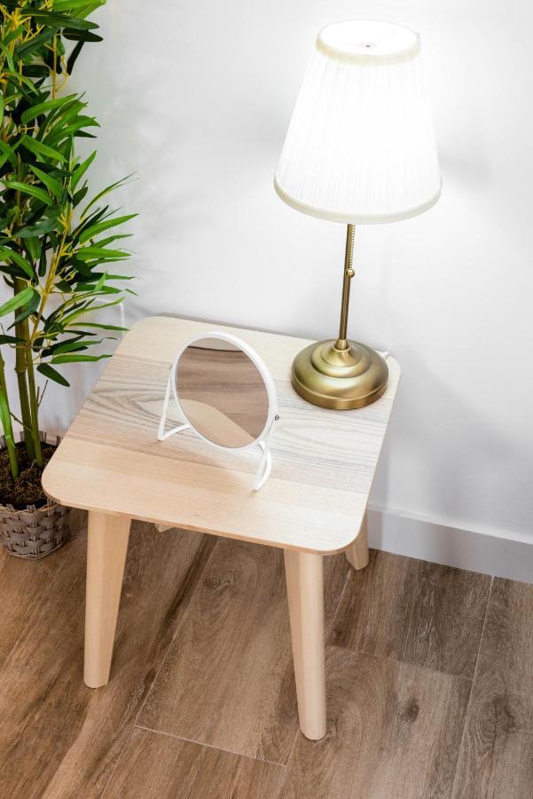 Apartamentos Toboso Plaza Nerja Dış mekan fotoğraf A table mirror