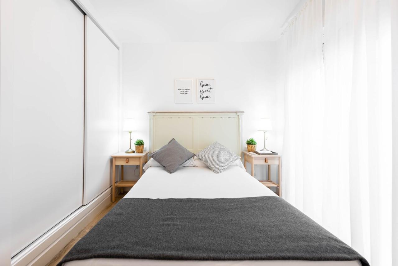 Apartamentos Toboso Plaza Nerja Dış mekan fotoğraf A bedroom