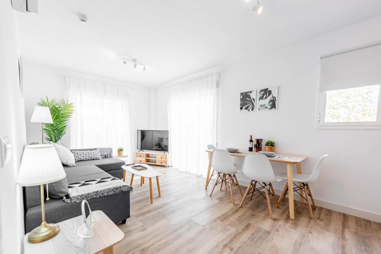 Apartamentos Toboso Plaza Nerja Dış mekan fotoğraf A staged living room