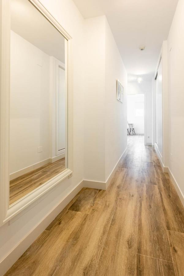 Apartamentos Toboso Plaza Nerja Dış mekan fotoğraf A hallway