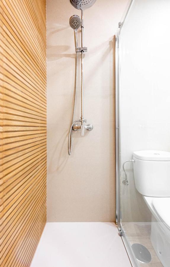 Apartamentos Toboso Plaza Nerja Dış mekan fotoğraf A shower in a caravan