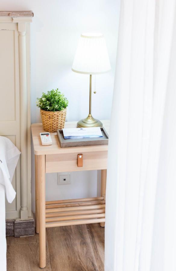 Apartamentos Toboso Plaza Nerja Dış mekan fotoğraf A bedside table