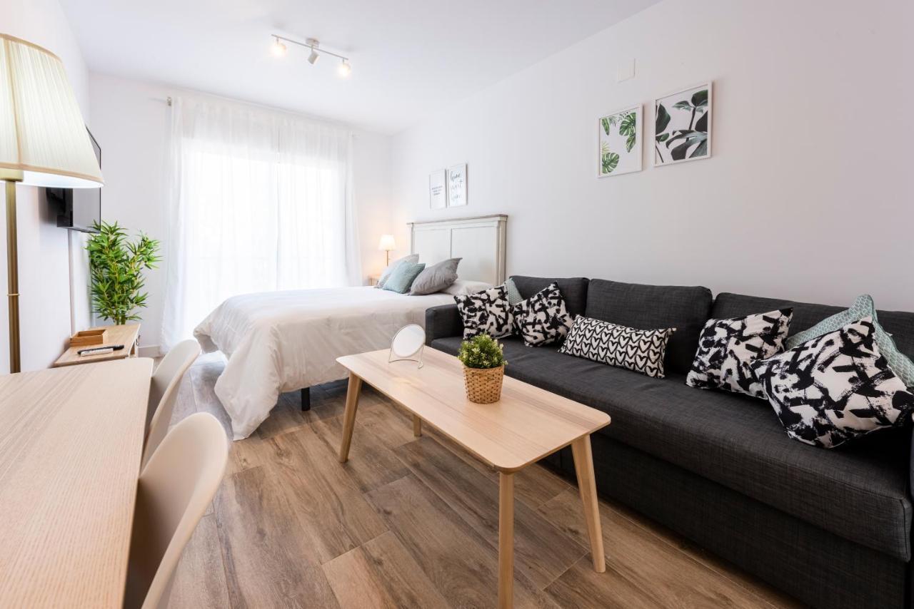 Apartamentos Toboso Plaza Nerja Dış mekan fotoğraf A studio apartment