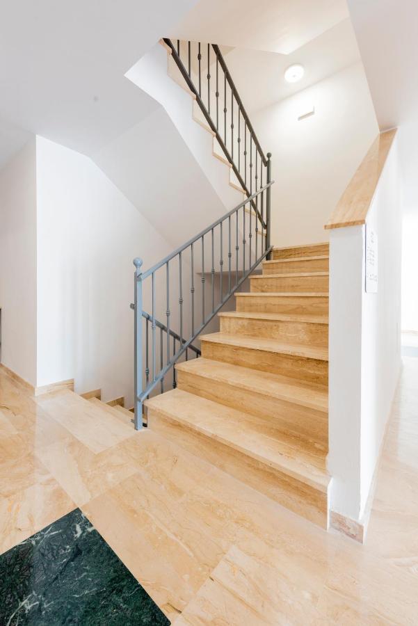 Apartamentos Toboso Plaza Nerja Dış mekan fotoğraf A handrail