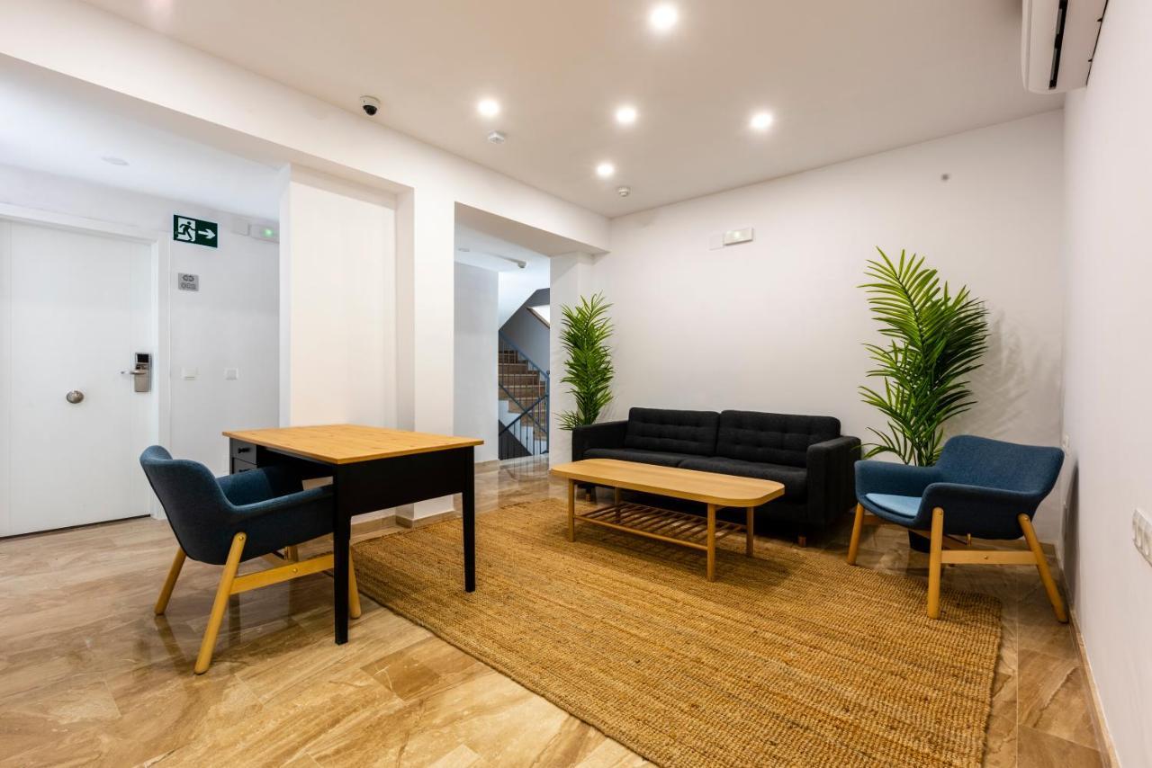 Apartamentos Toboso Plaza Nerja Dış mekan fotoğraf The common room at the University of Roehampton