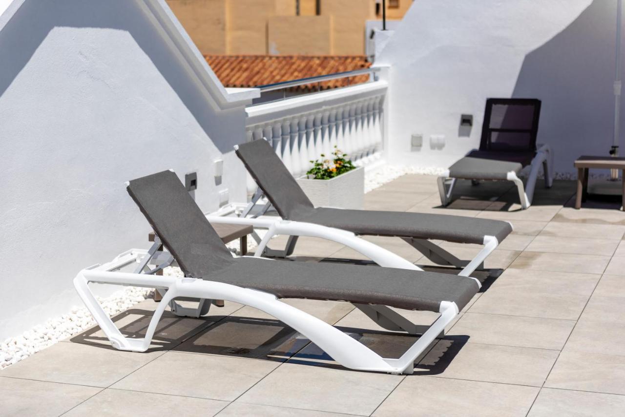 Apartamentos Toboso Plaza Nerja Dış mekan fotoğraf A pair of chaise longues